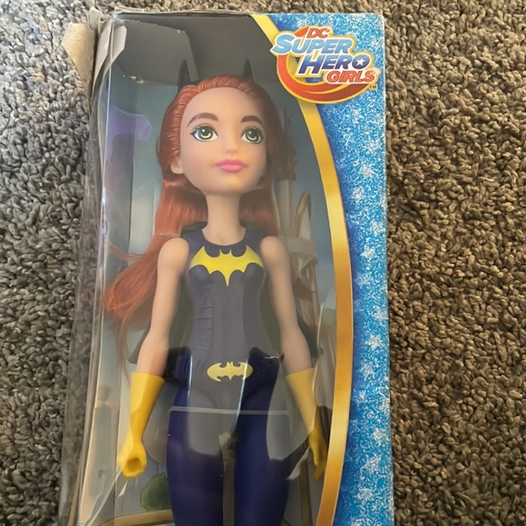 DC SUPER HERO GIRLS BATGIRL NEW IN BOX BUT CORNER OF BOX A SMALL DAMAGED AREA - Picture 3 of 9